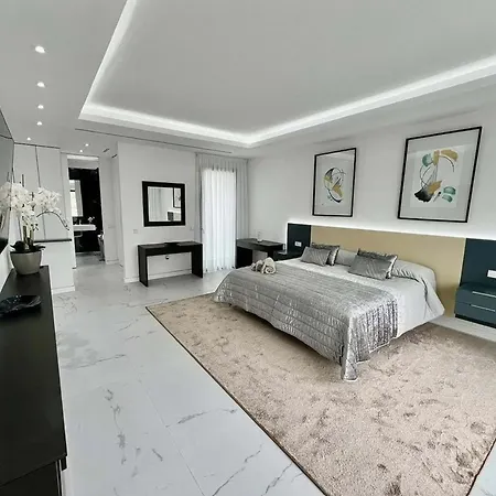 Apartament Spacious Villa With Patio And Swimming Pool 8P *