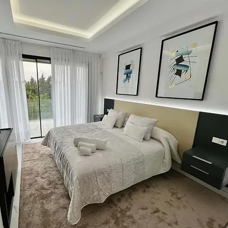 Spacious Villa With Patio And Swimming Pool 8P Apartament *