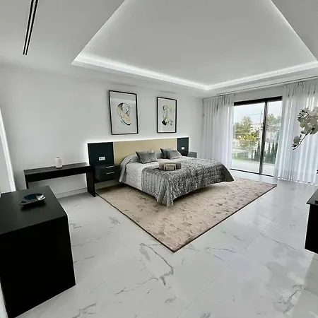 Spacious Villa With Patio And Swimming Pool 8P