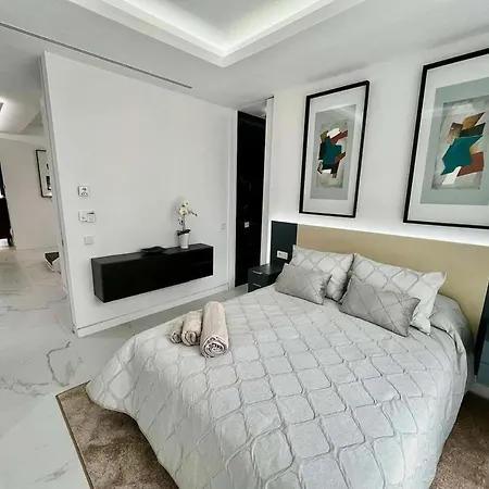 Spacious Villa With Patio And Swimming Pool 8P شقة *