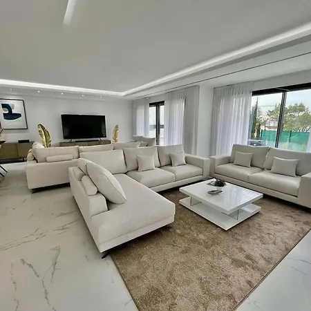 Spacious Villa With Patio And Swimming Pool 8P شقة ليسيا دي فاكا